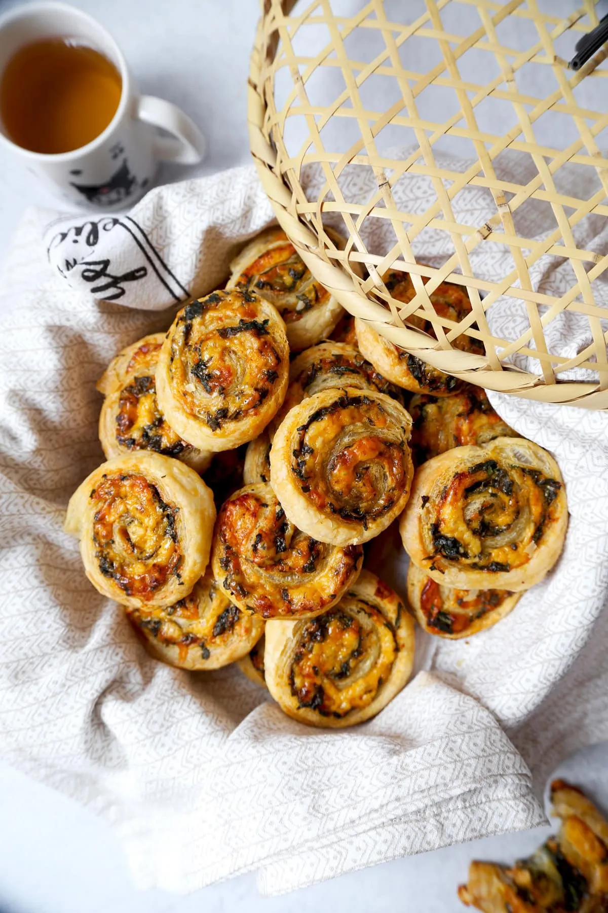 Cheesy Spinach and Sriracha Pinwheels