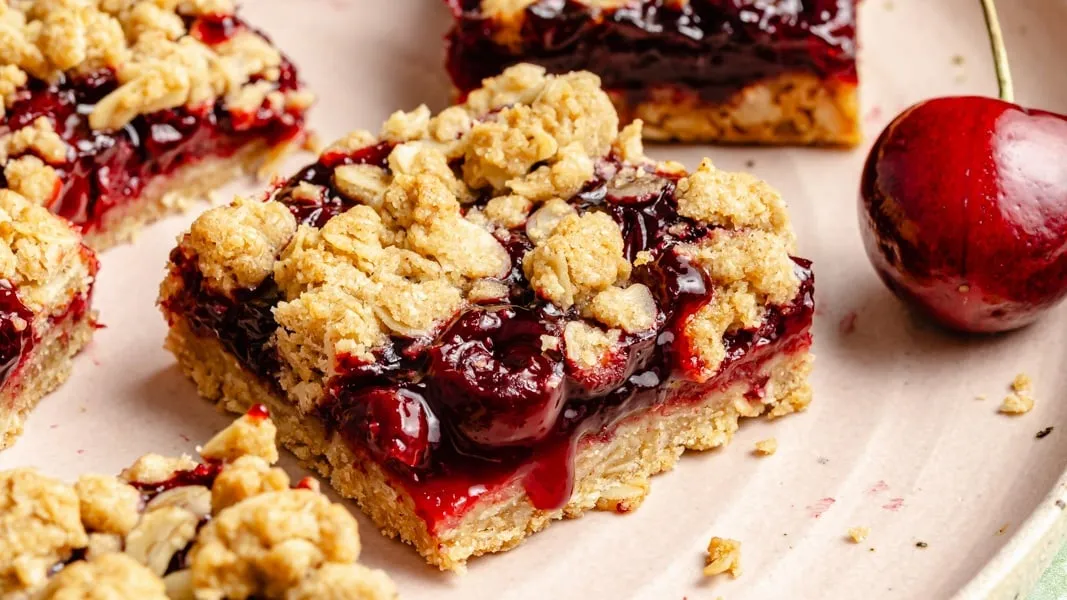 Cherry Pie Bars with Oatmeal Crumble