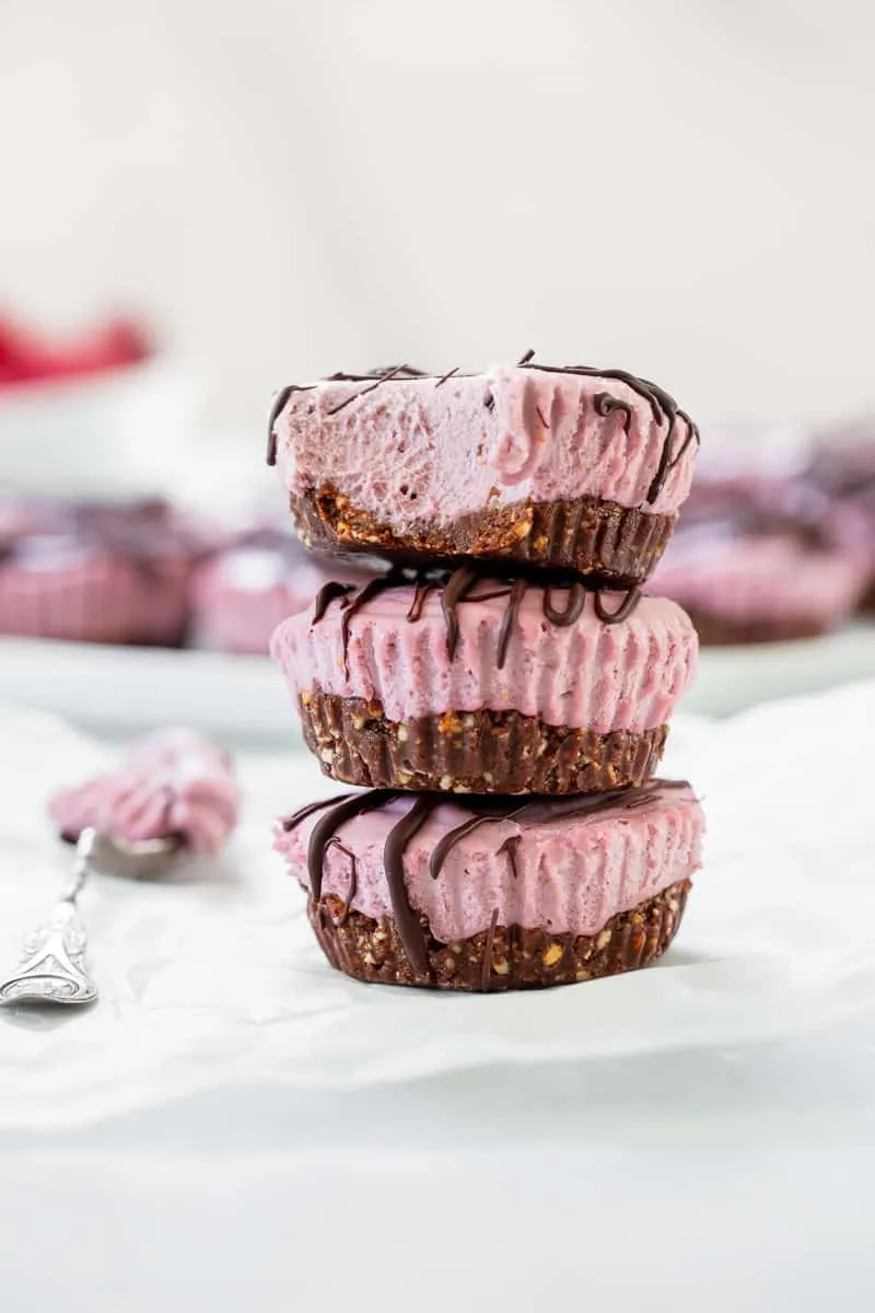 Chocolate Raspberry Mini Vegan Cheesecakes {Paleo, No Bake}