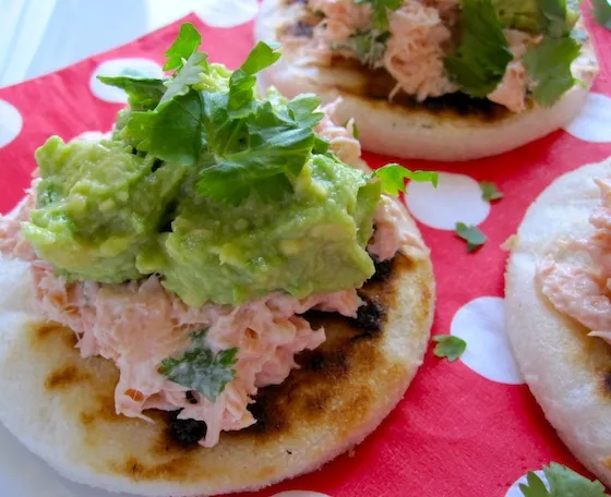 Arepas con Salmon y Aguacate