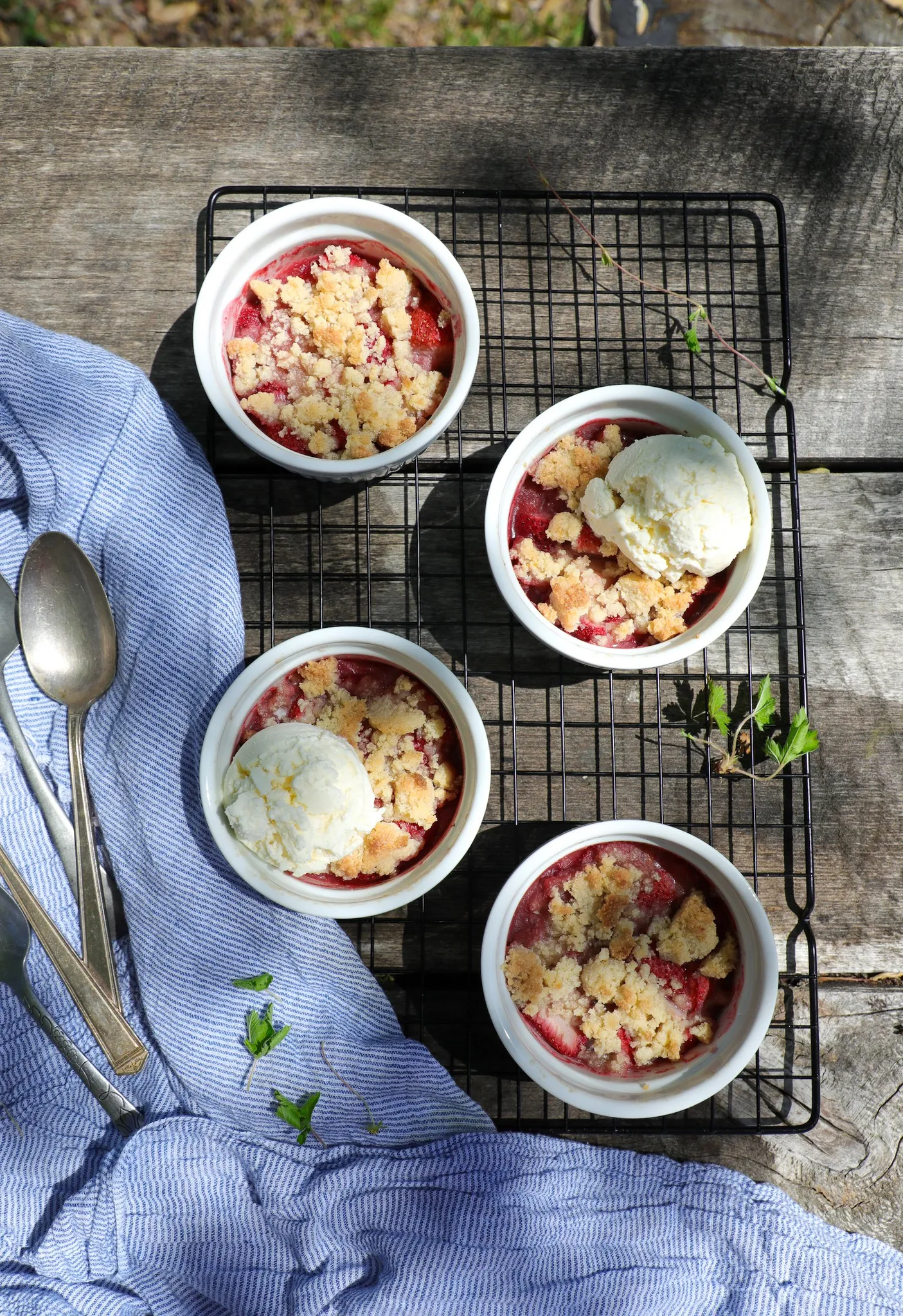 Keto Strawberry Crumble - Low Carb