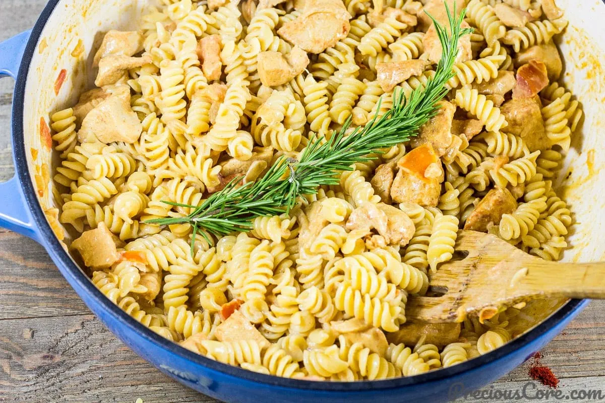 One Pot Creamy Macaroni and Chicken