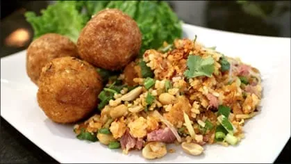 Rice & Sausage Salad ยำแหนมข้าวทอด