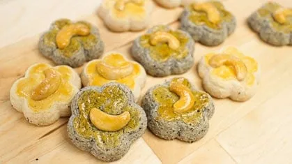 "Singapore Cookies" - Sesame Cookies with Cashews