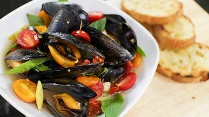 Steamed Mussels with Thai Herbs