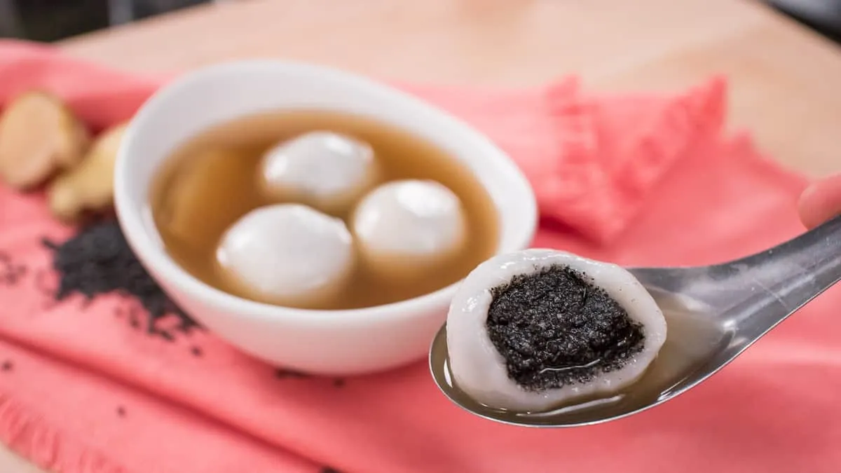 Black Sesame Balls in Ginger Tea บัวลอยน้ำขิง